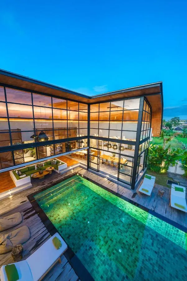 Villa Mango 3 - Amazing 4-Bdr Villa In Berawa ! Perfect Location ! Canggu